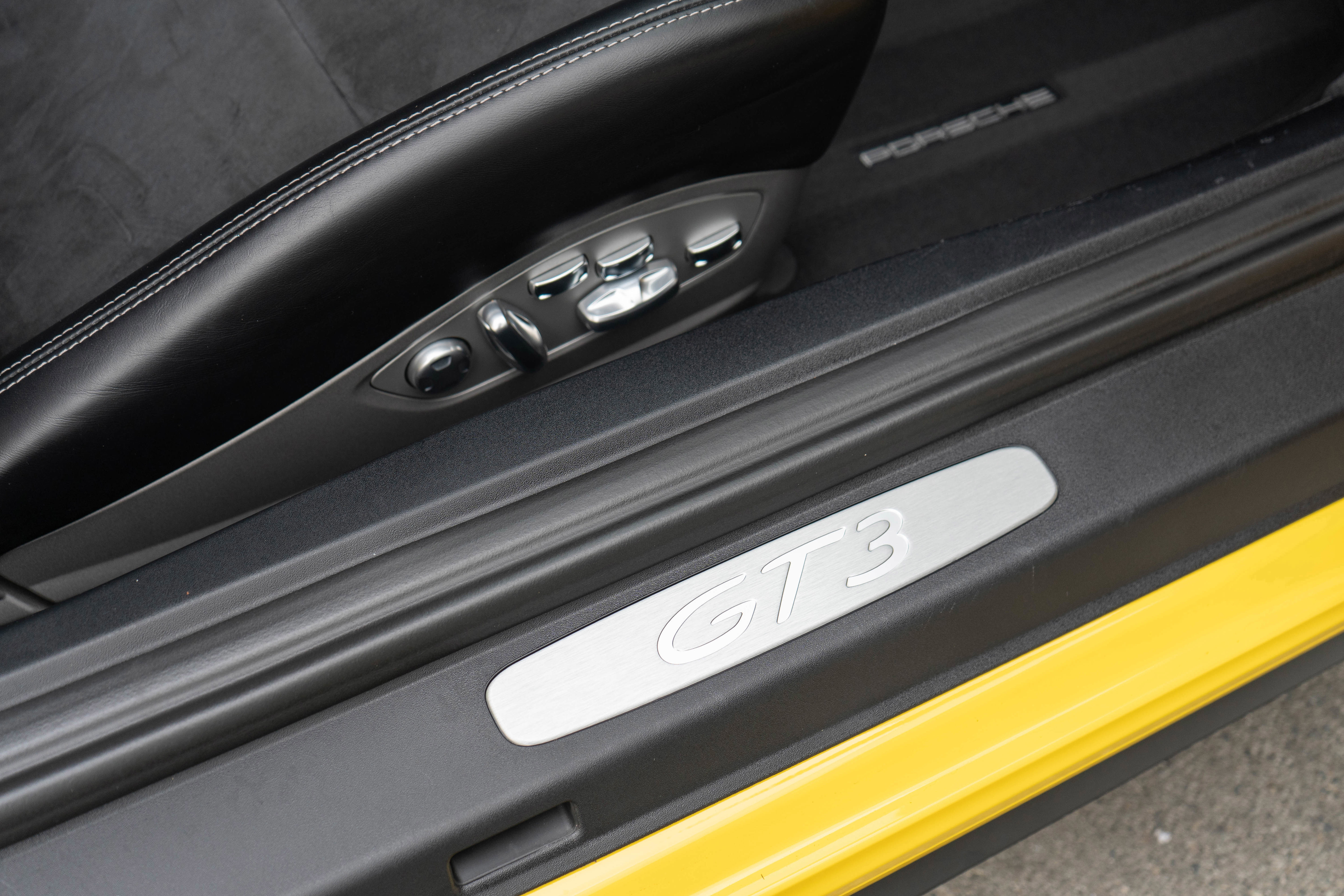 Used 2018 Porsche 911 GT3 w/ Sport Chrono Package RWD image 32