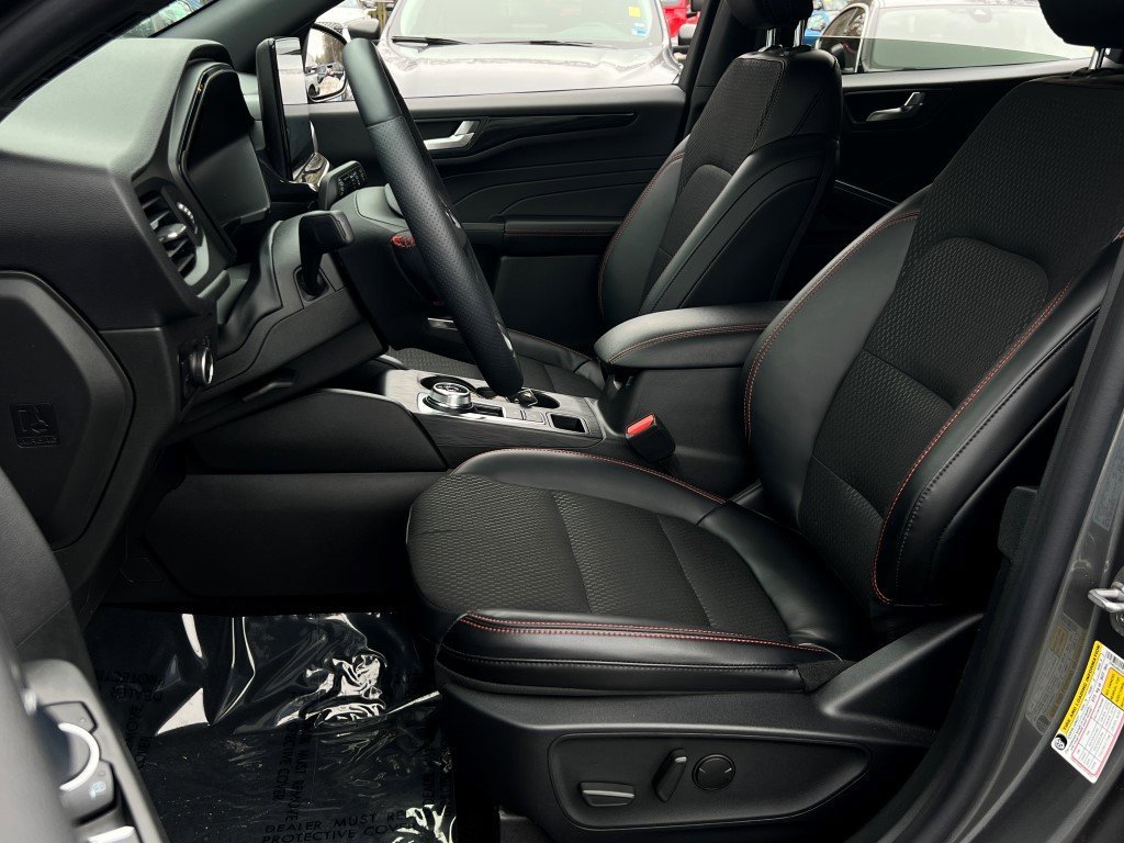 Used 2025 Ford Escape ST-Line Select w/ Tech Pack #2 image 16