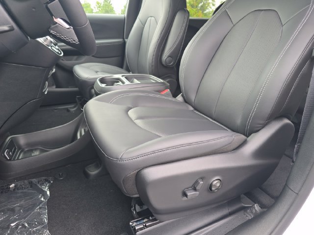 New 2027 Chrysler Pacifica LX FWD image 5