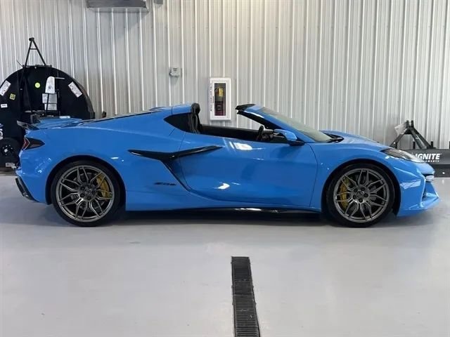 Used 2025 Chevrolet Corvette Z06 RWD image 2