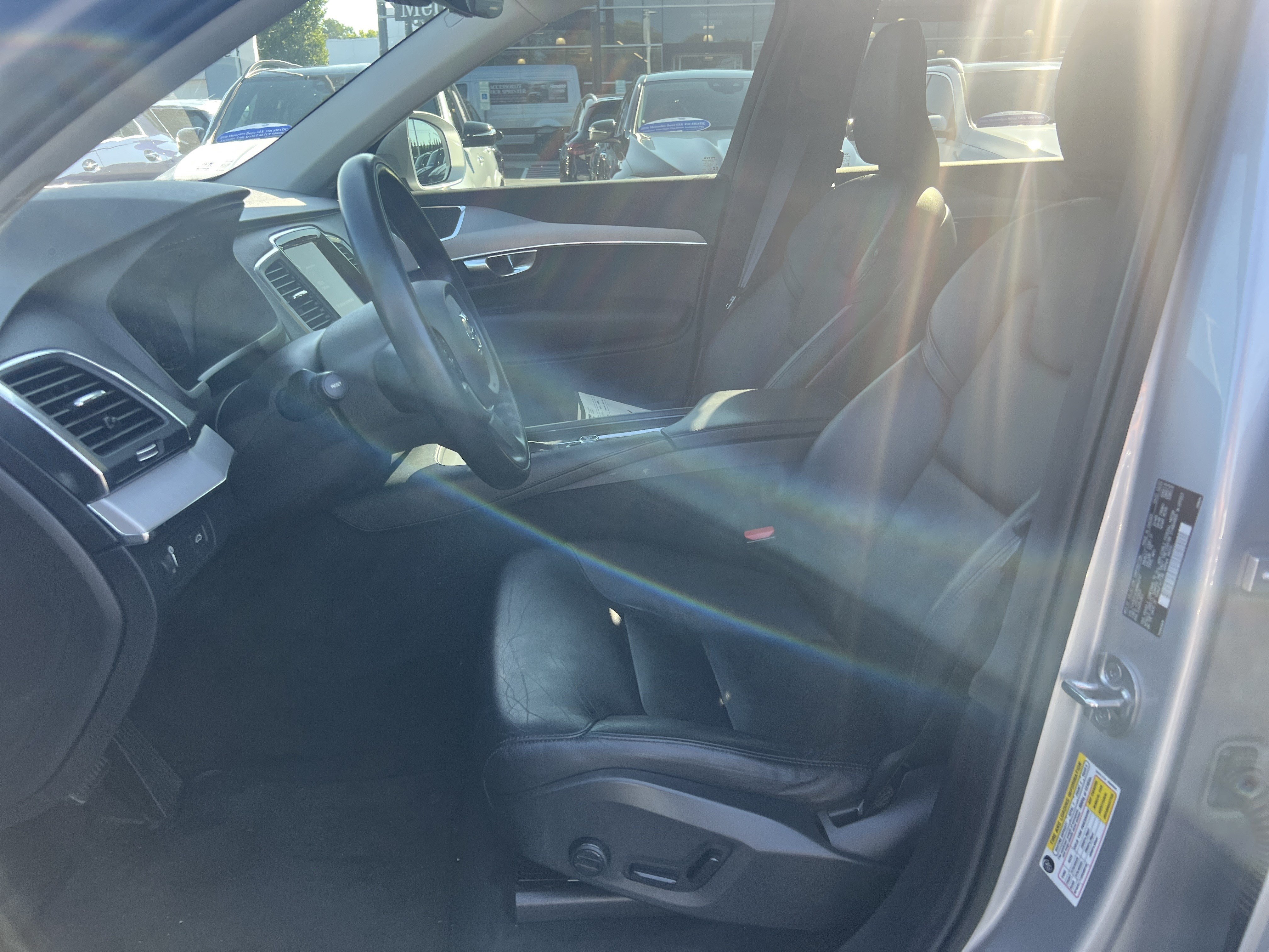 Used 2022 Volvo XC90 T5 Momentum w/ Climate Package FWD image 16
