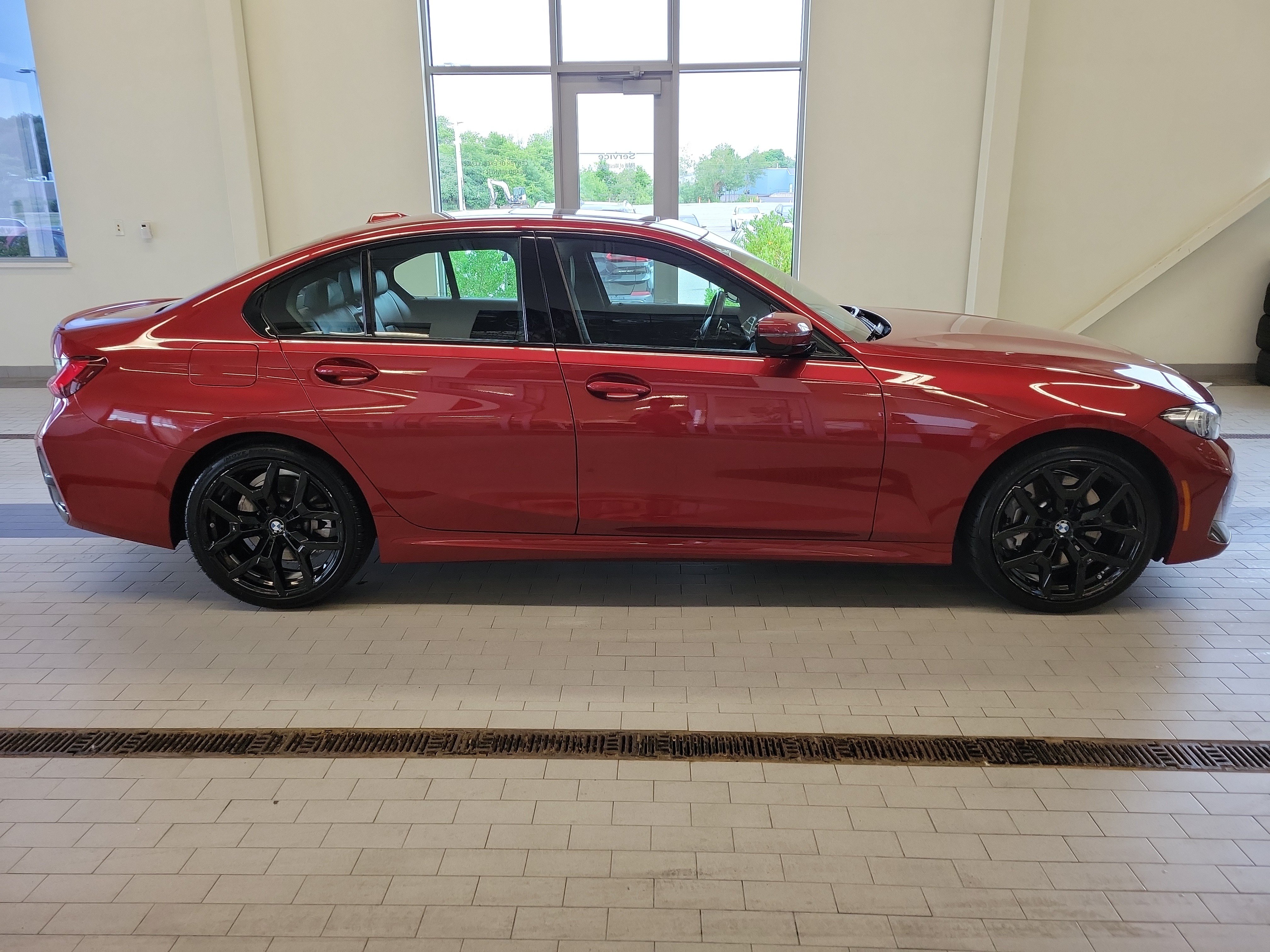 Used 2026 BMW 330i xDrive Sedan w/ M Sport Package AWD/4WD image 4