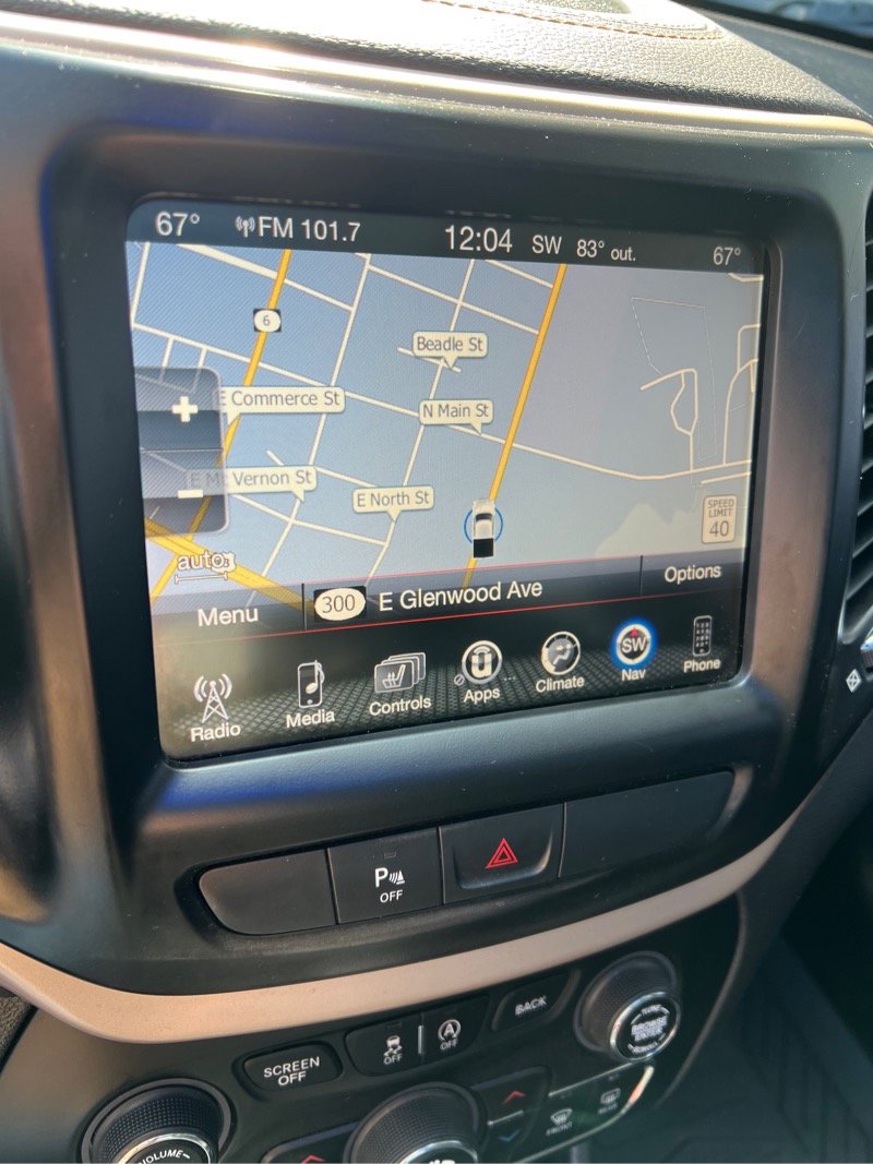 Used 2018 Jeep Cherokee Limited image 27