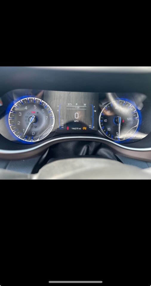 Used 2020 Chrysler Voyager LX image 15