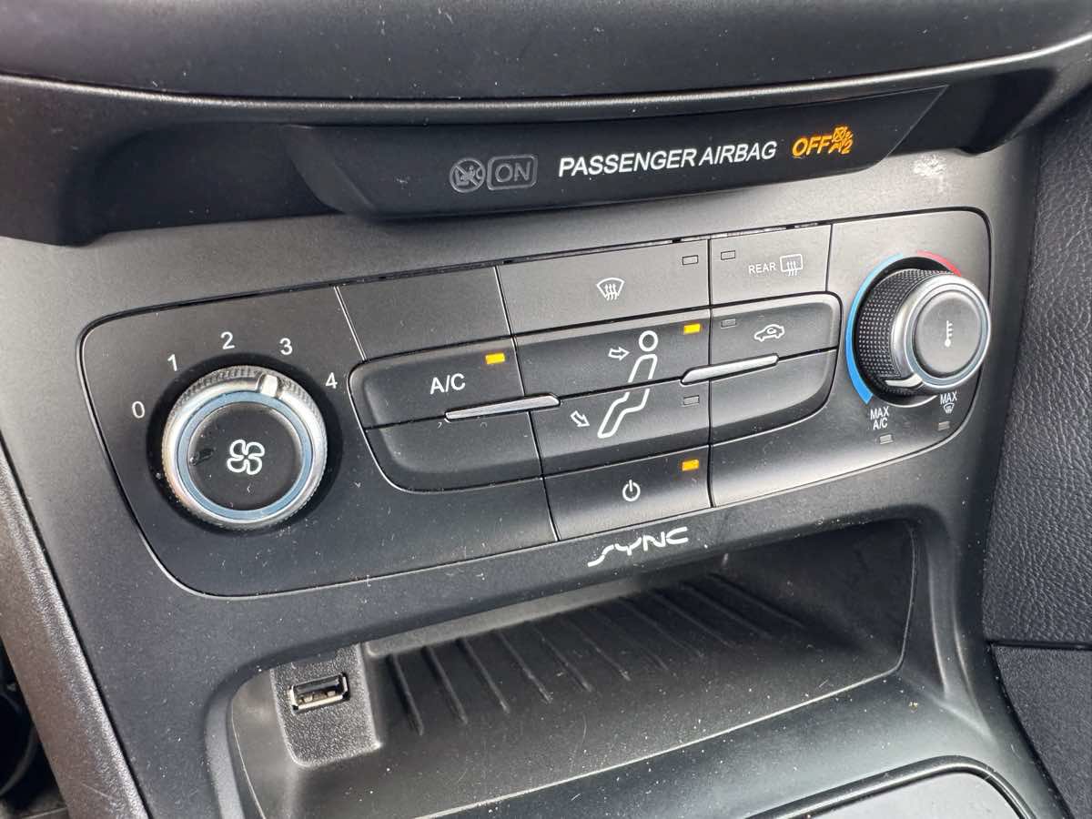 Used 2015 Ford Focus SE FWD image 31