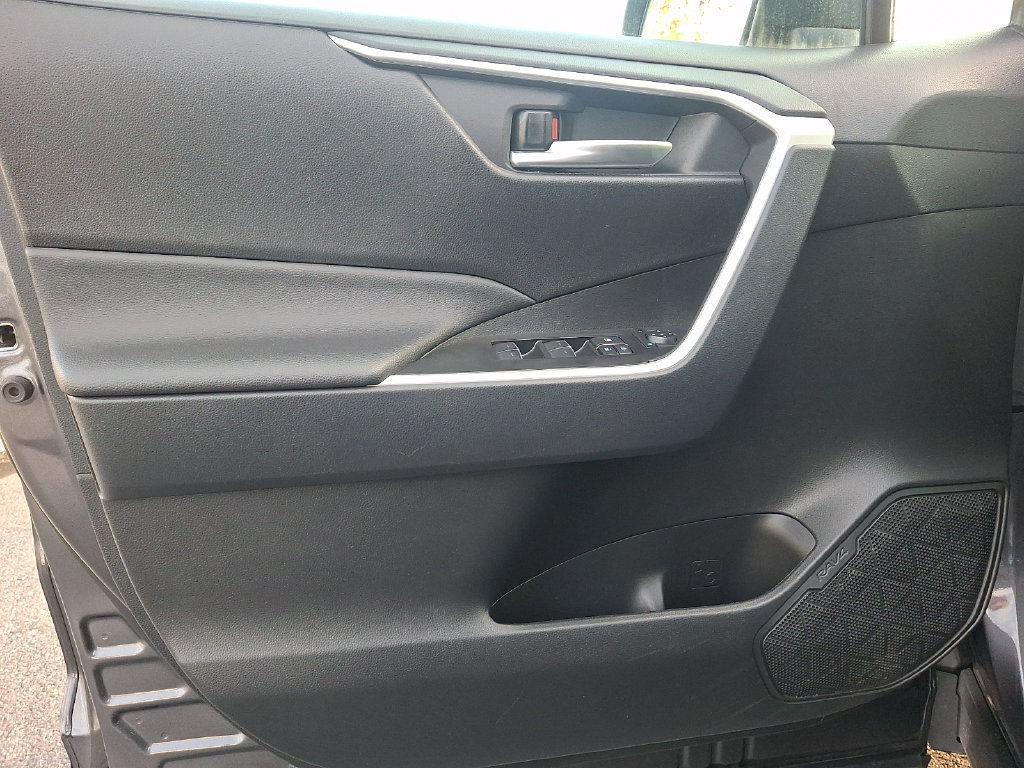 Used 2025 Toyota RAV4 XLE AWD/4WD image 12