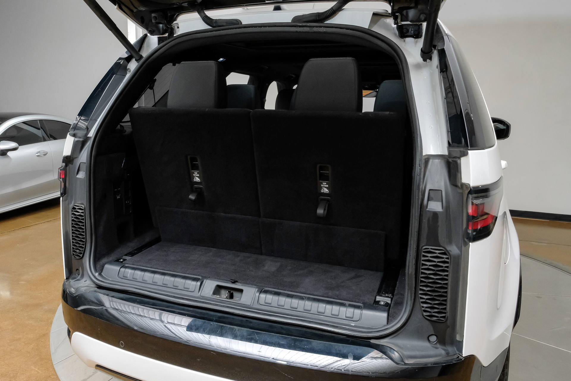 Used 2023 Land Rover Discovery S R-Dynamic image 57