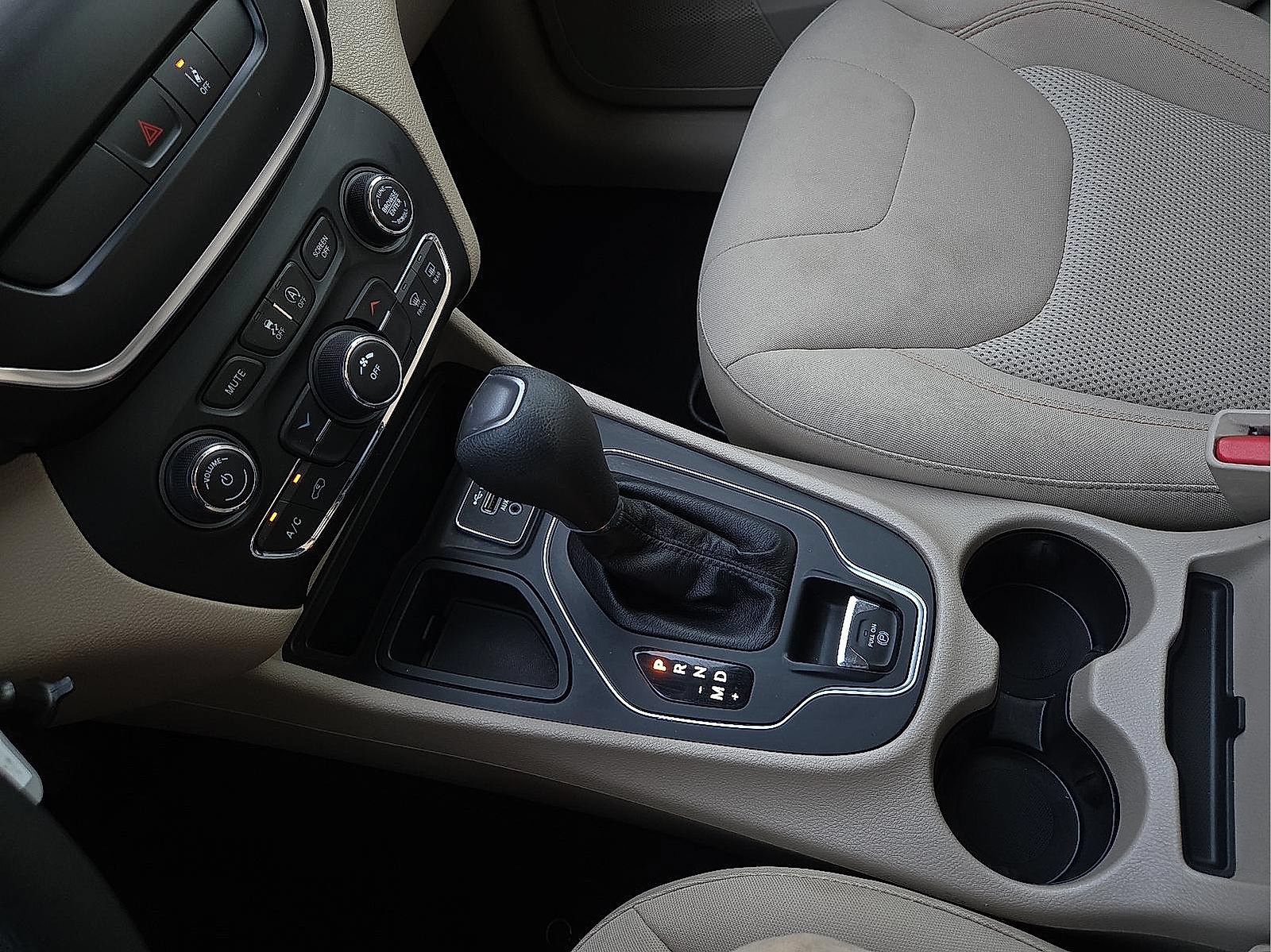 Used 2021 Jeep Cherokee Latitude w/ Mopar Interior Package FWD image 25