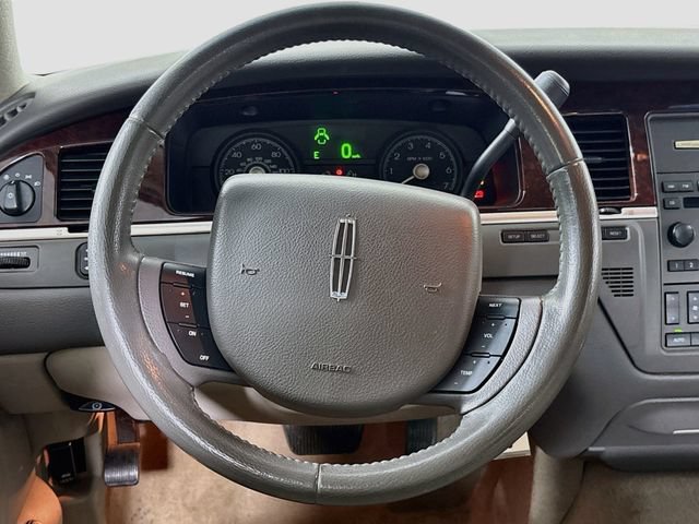 Used 2007 Lincoln Town Car Signature RWD image 11