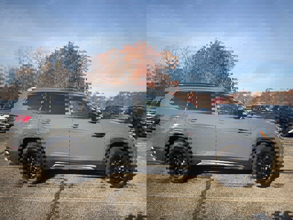 Used 2025 Volkswagen Atlas Peak Edition SE image 8