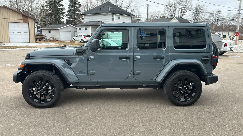 Used 2025 Jeep Wrangler Unlimited Sahara w/ Safety Group AWD/4WD image 4