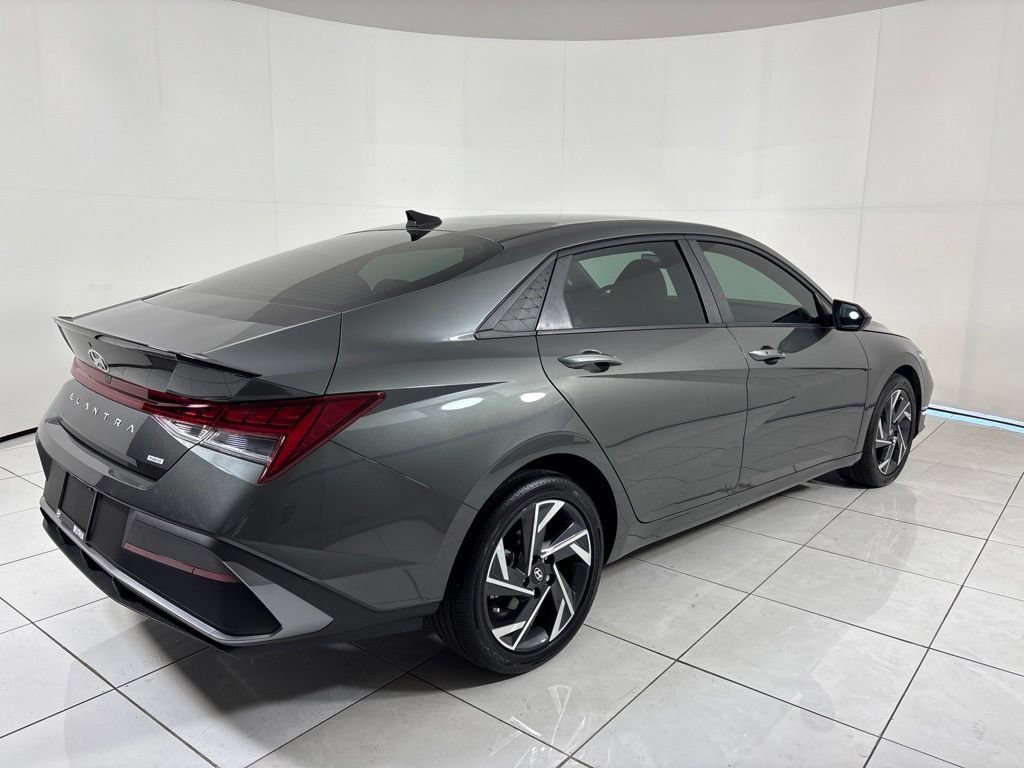Certified 2025 Hyundai Elantra SEL FWD image 5