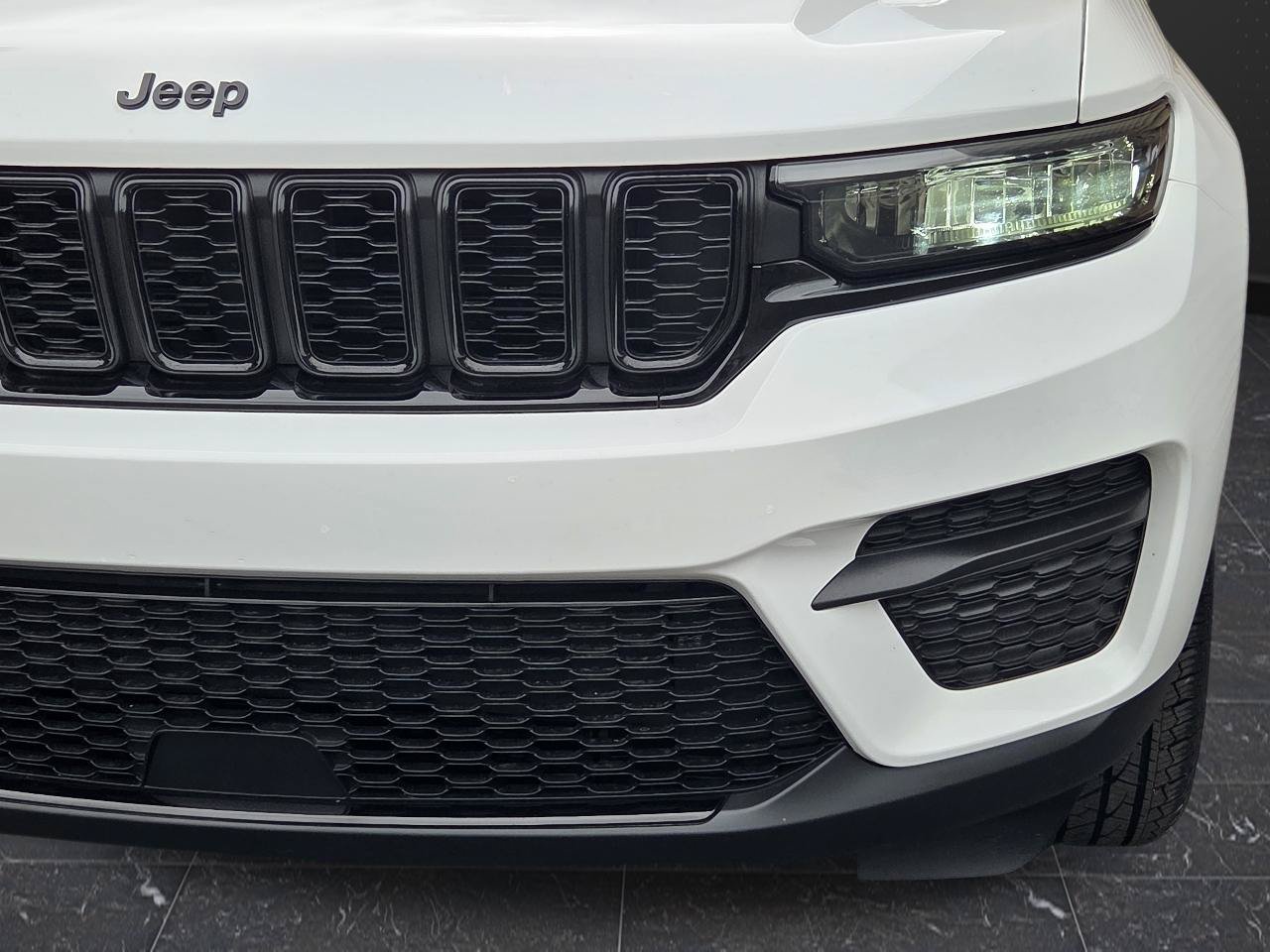 Used 2023 Jeep Grand Cherokee Altitude AWD/4WD image 38