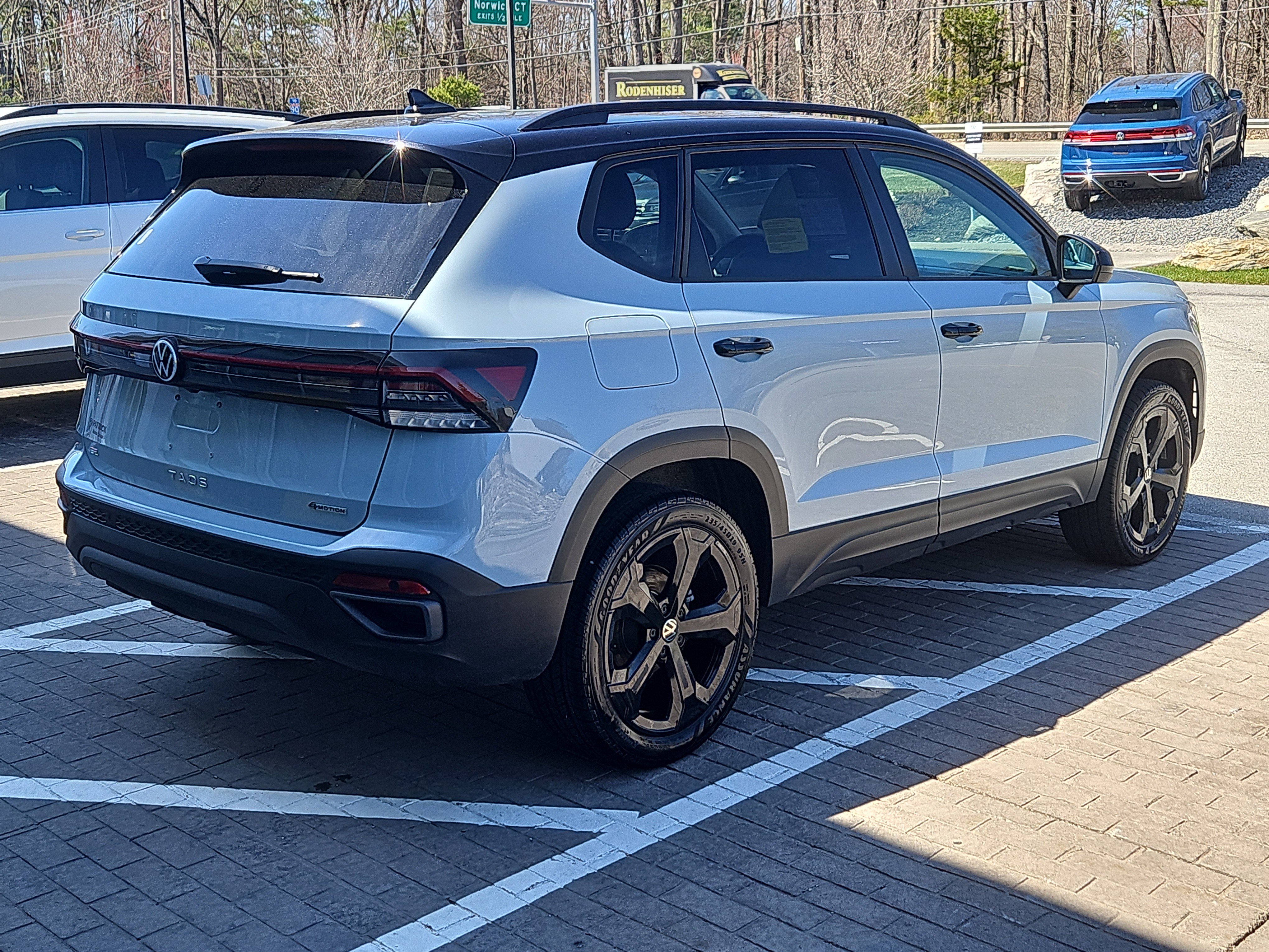 Used 2025 Volkswagen Taos SE image 2