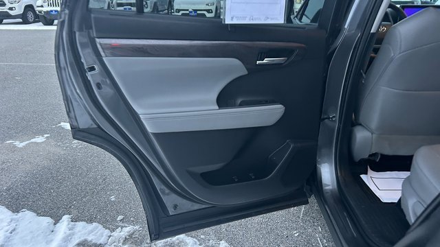 Used 2023 Toyota Highlander Limited image 35