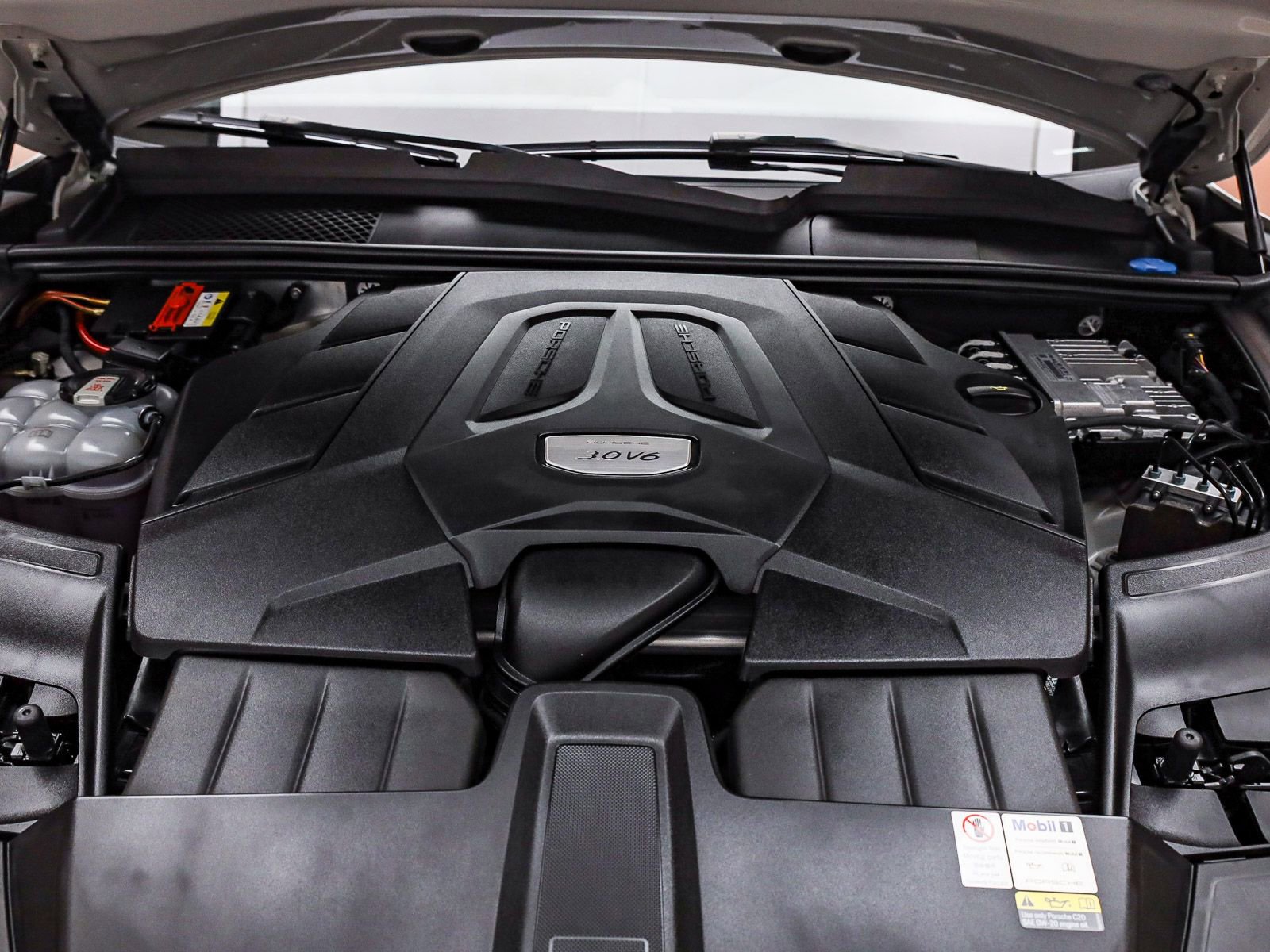 Certified 2022 Porsche Cayenne Platinum Edition AWD/4WD image 32