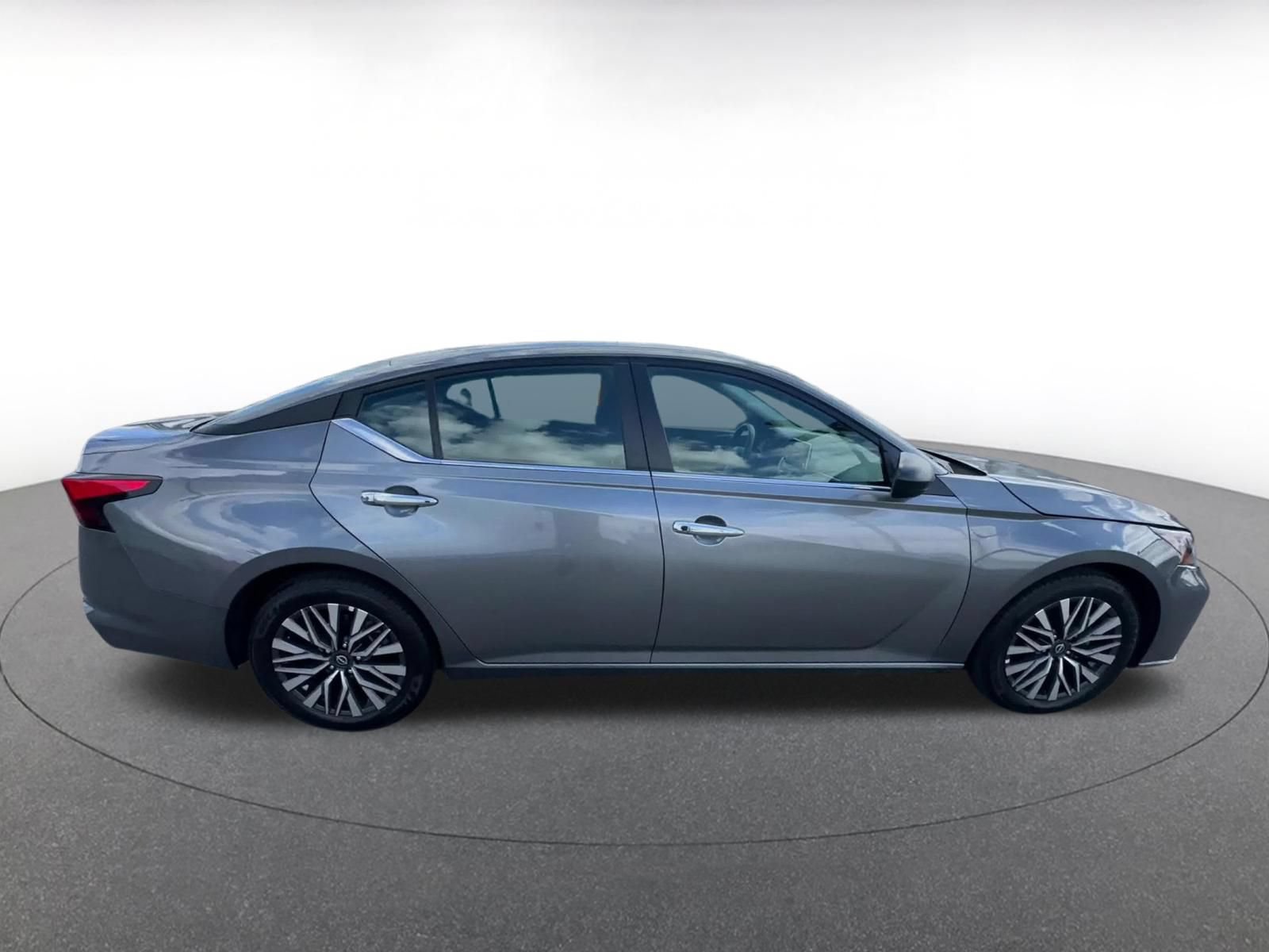 Used 2025 Nissan Altima 2.5 SV FWD image 15