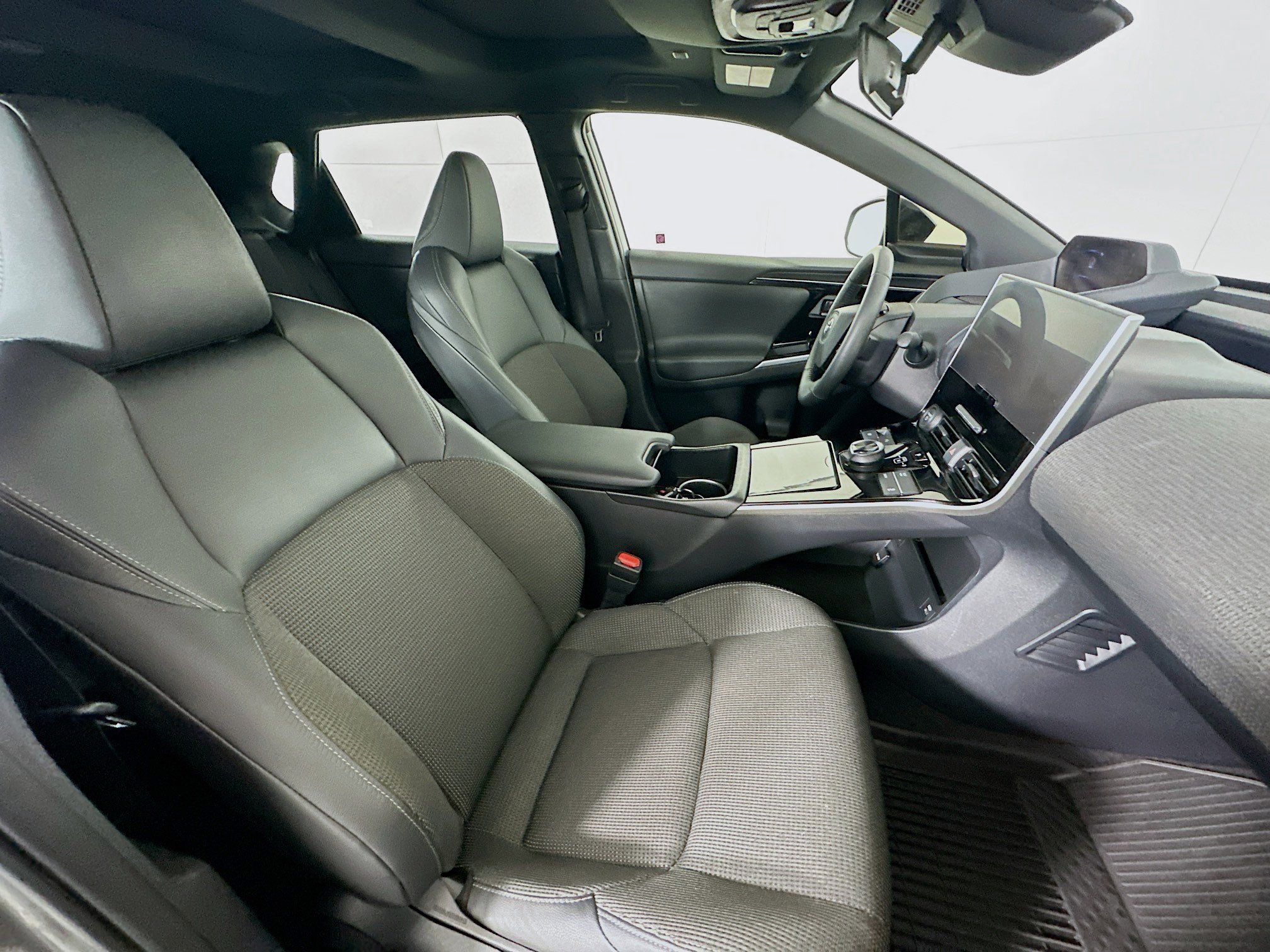 Used 2024 Toyota bZ4X XLE w/ Weather Package FWD image 30