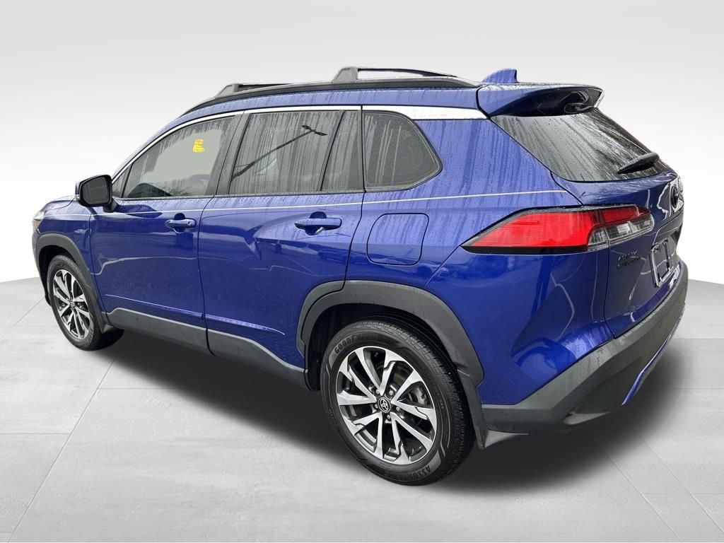 Used 2023 Toyota Corolla Cross XLE w/ Convenience Package image 3