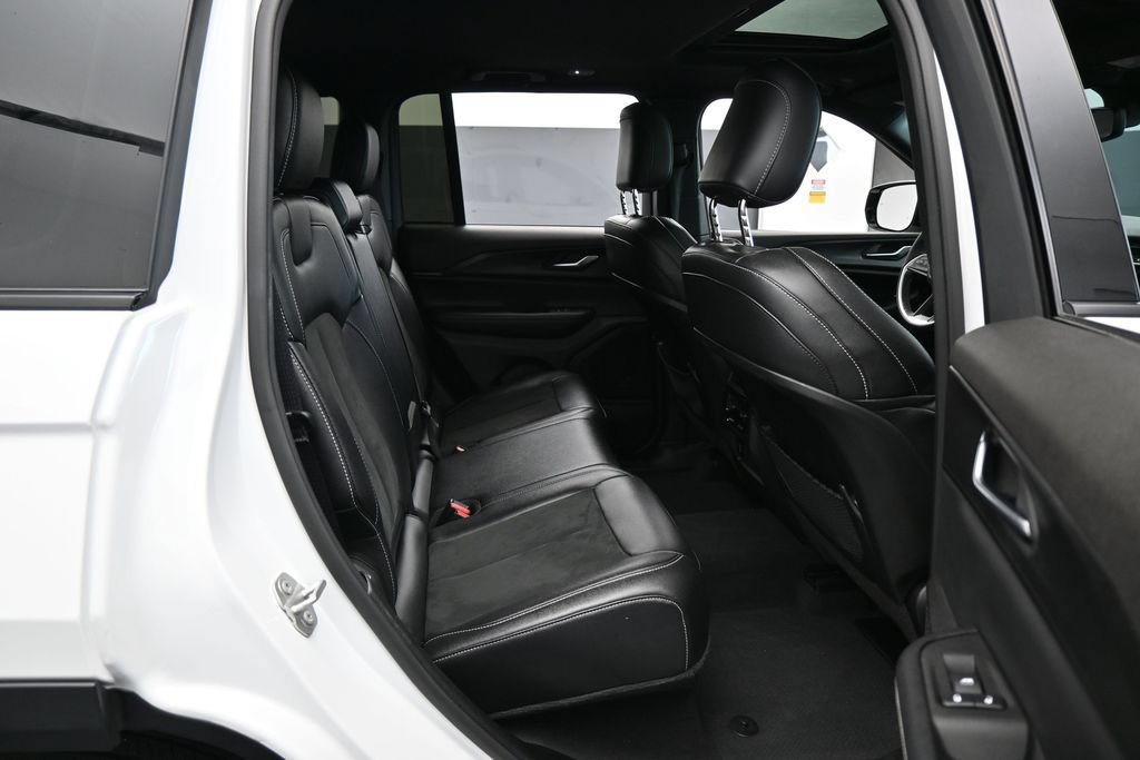 Used 2024 Jeep Grand Cherokee Altitude RWD image 36