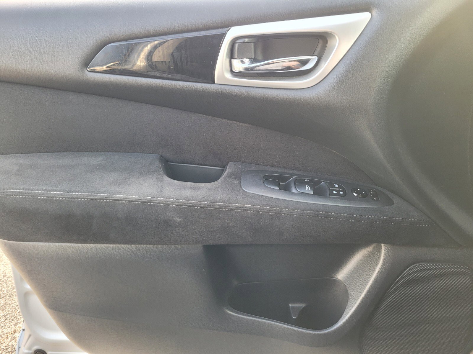 Used 2016 Nissan Pathfinder SV image 21