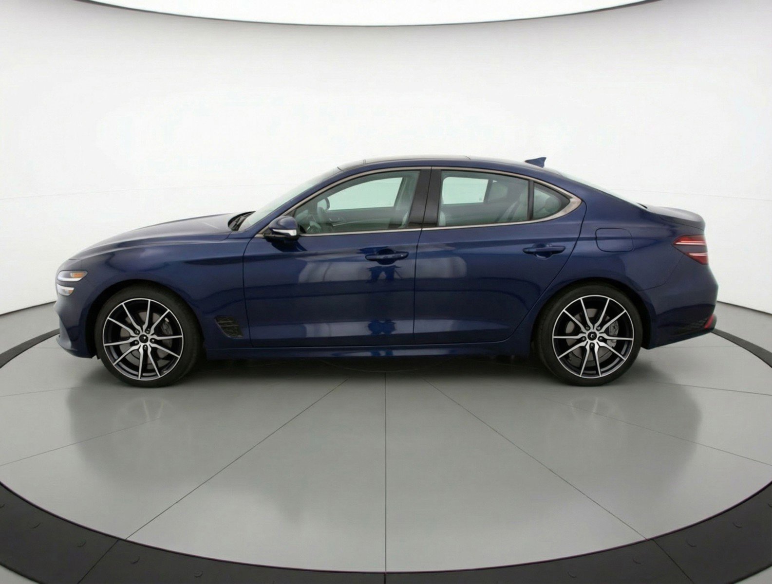 Used 2025 Genesis G70 2.5T image 5