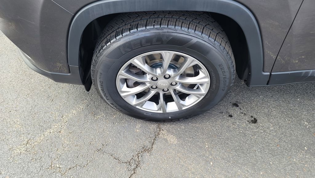 Used 2019 Jeep Cherokee Latitude Plus w/ Cold Weather Group image 6