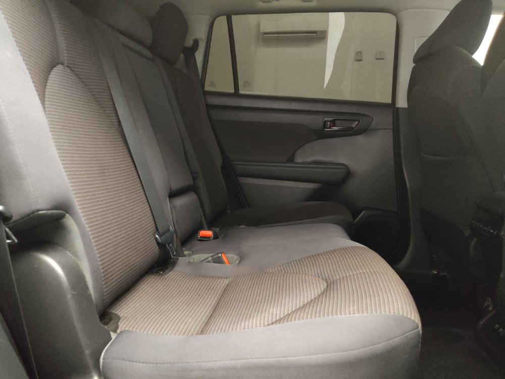 Used 2021 Toyota Highlander LE AWD/4WD image 19