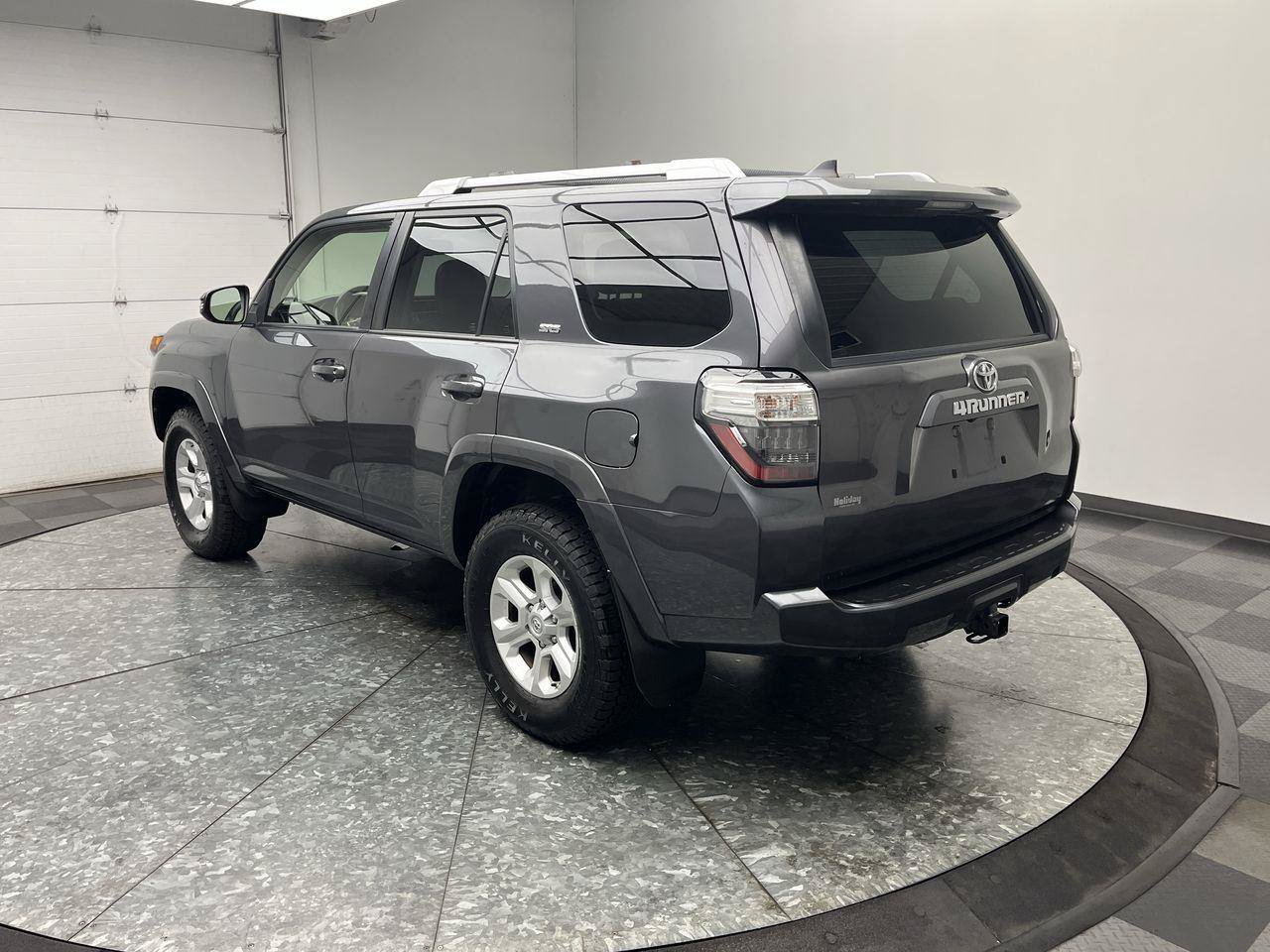 Used 2018 Toyota 4Runner SR5 Premium AWD/4WD image 2