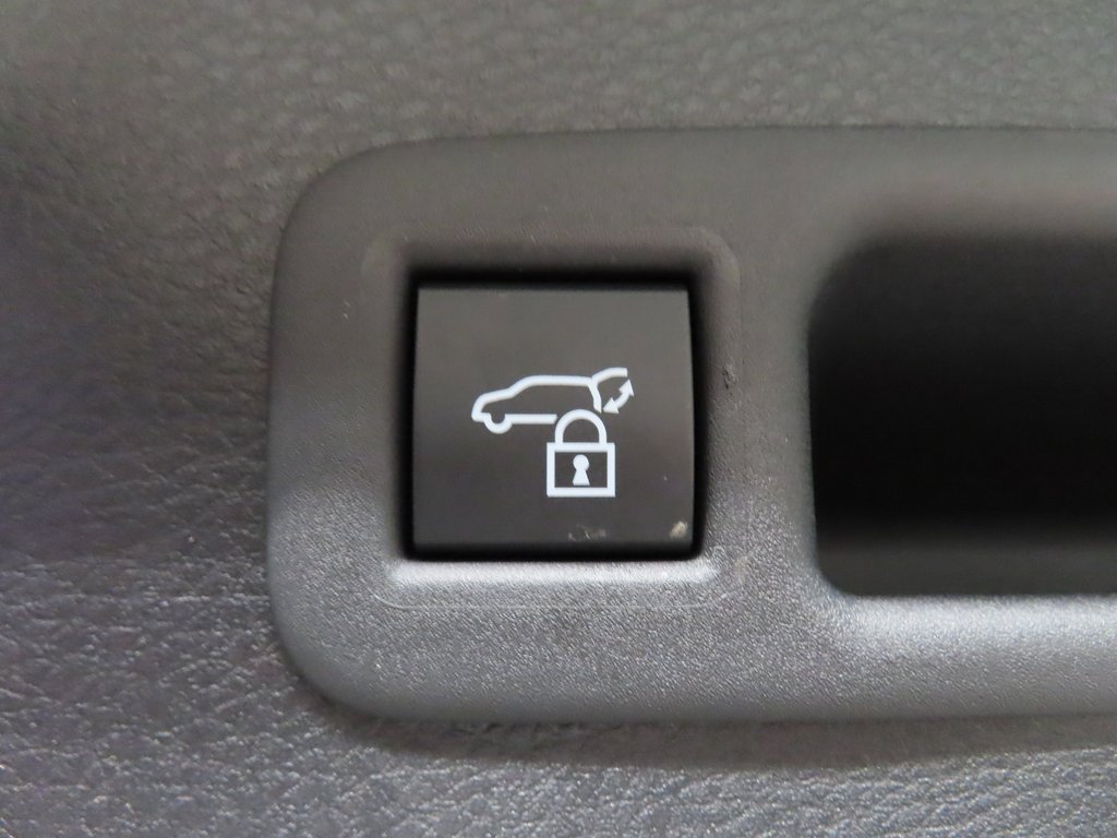 Used 2025 Toyota Sienna XSE image 34