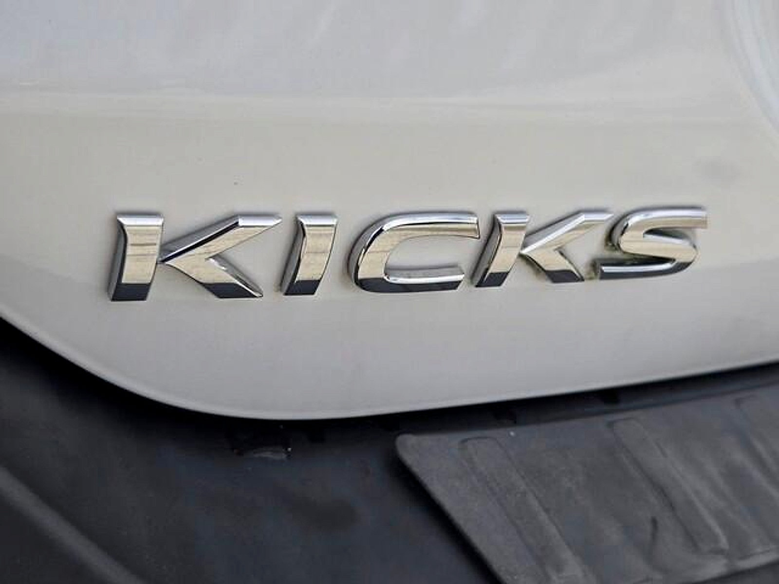 Used 2020 Nissan Kicks SR w/ Exterior Package FWD image 14
