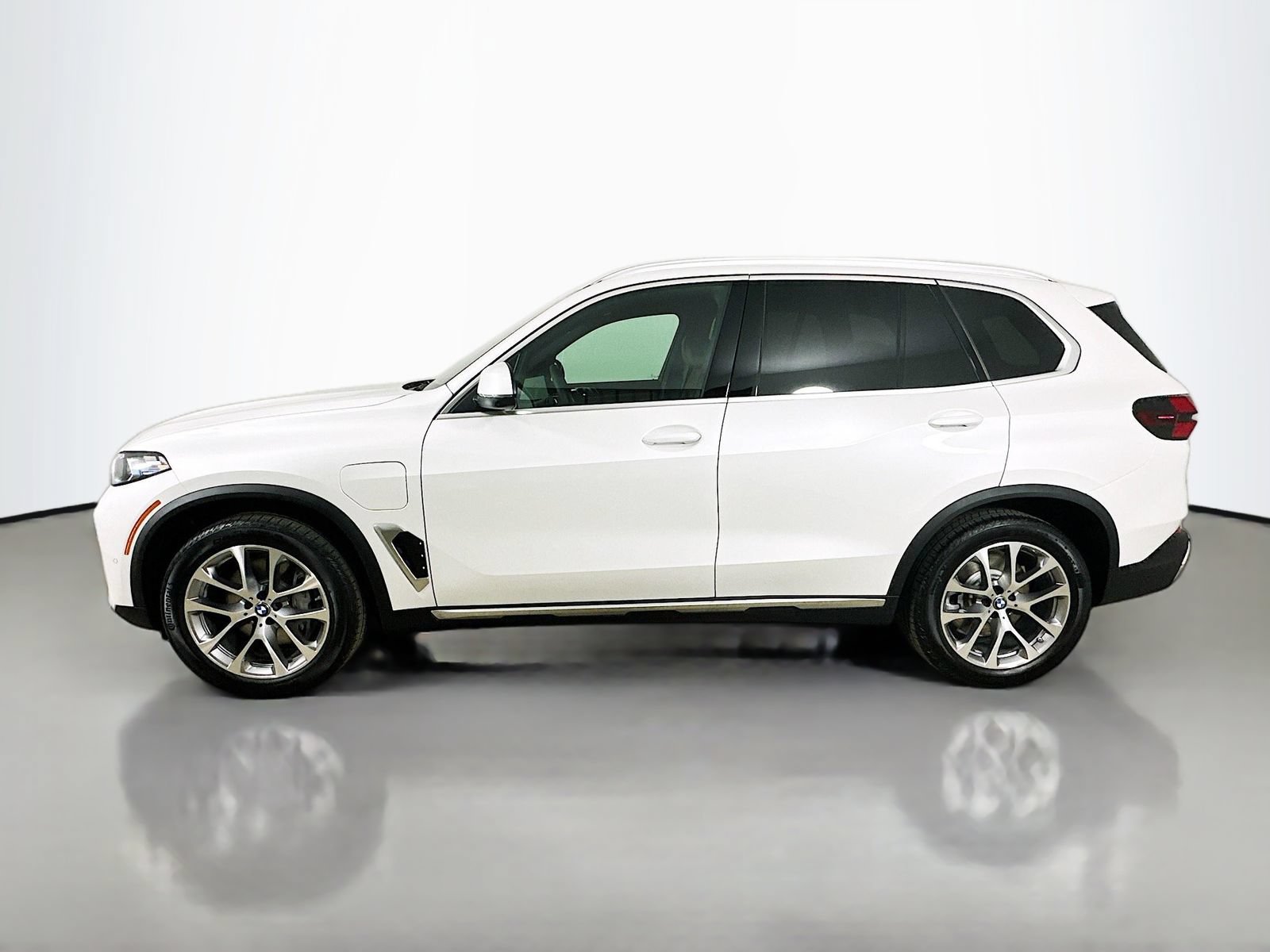 New 2026 BMW X5 xDrive50e w/ Premium Package AWD/4WD image 8