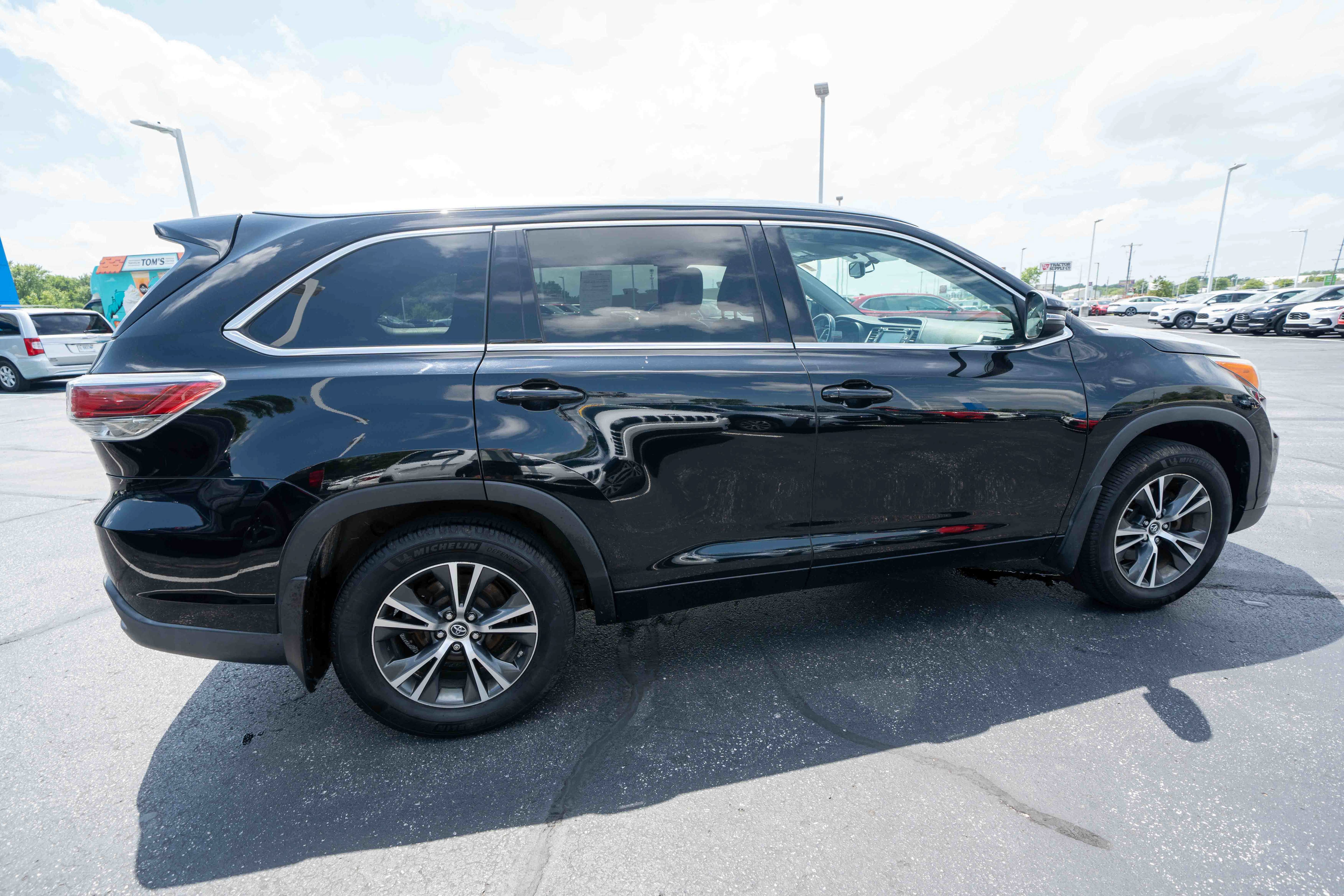 Used 2016 Toyota Highlander XLE AWD/4WD image 6