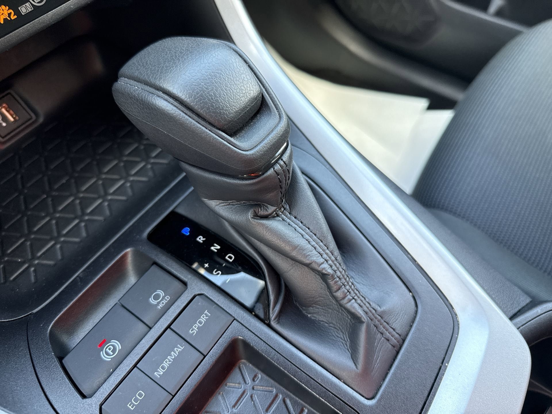 Certified 2025 Toyota RAV4 LE FWD image 21