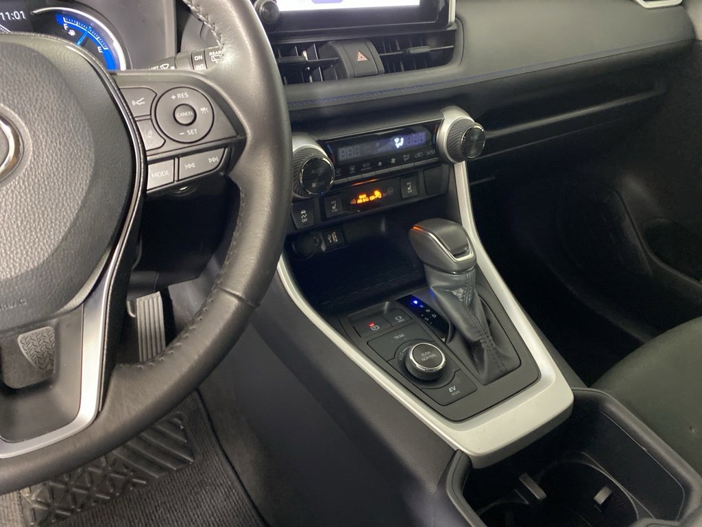 Used 2025 Toyota RAV4 SE image 16