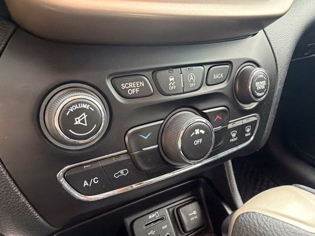 Used 2016 Jeep Cherokee Latitude w/ Cold Weather Group AWD/4WD image 24