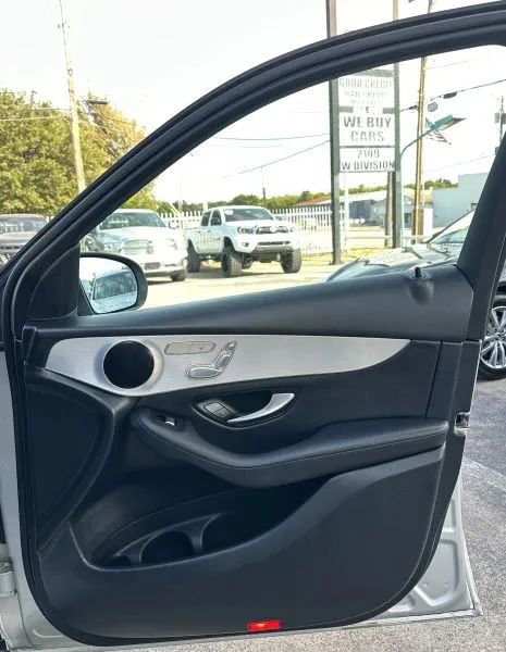Used 2019 Mercedes-Benz GLC 300 w/ Parking Assistance Package image 23
