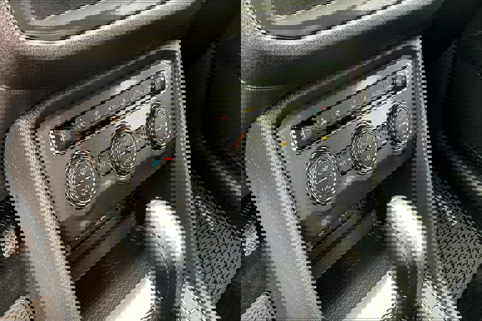 Used 2021 Volkswagen Tiguan SE image 32