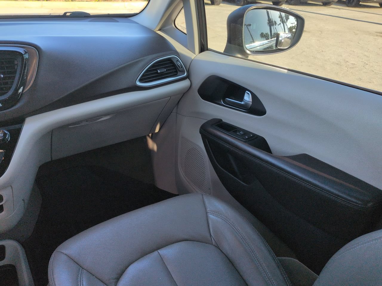 Used 2017 Chrysler Pacifica LX FWD image 15