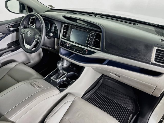 Used 2019 Toyota Highlander XLE AWD/4WD image 32