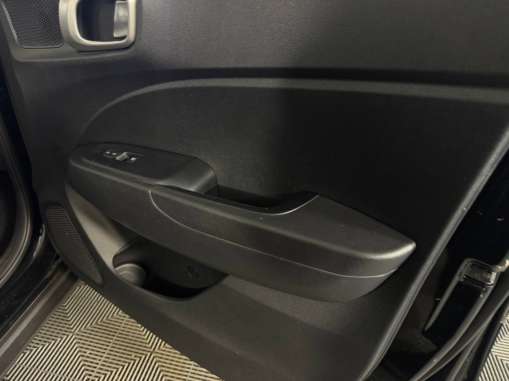 Used 2022 Hyundai Venue SEL FWD image 31