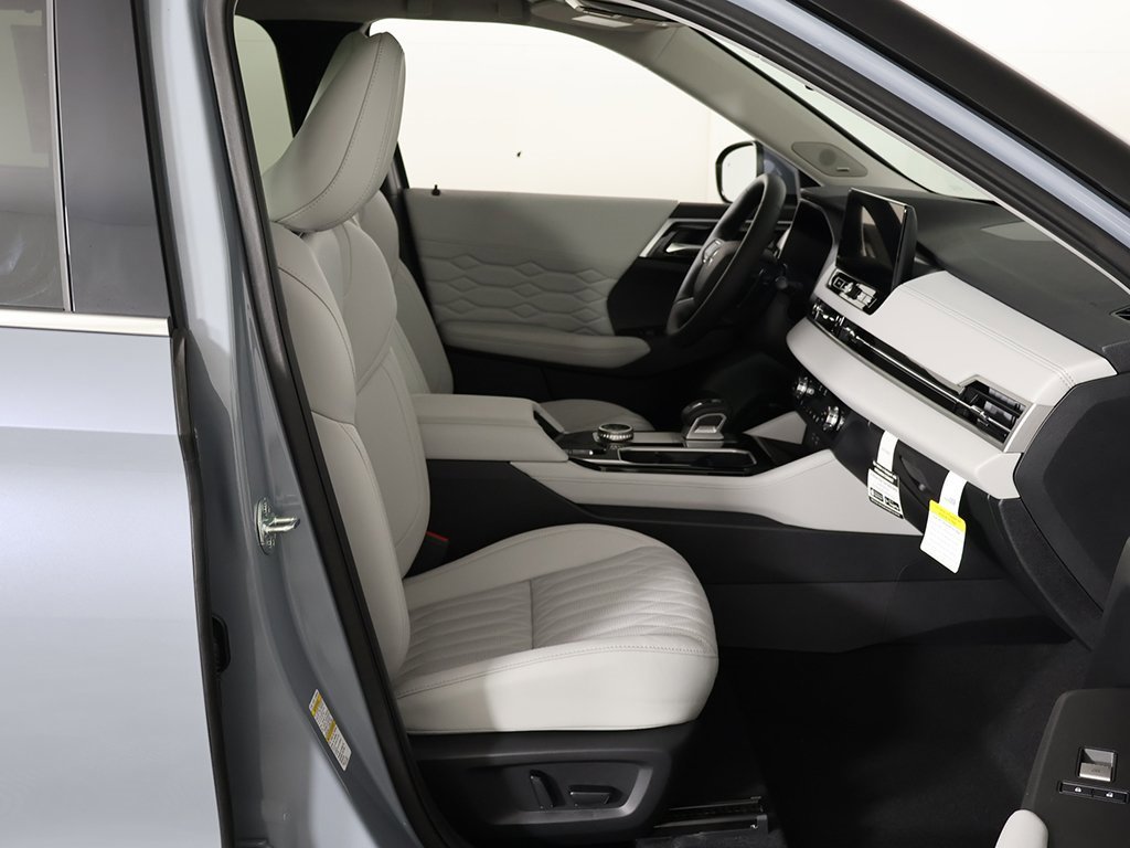 New 2025 Mitsubishi Outlander SEL image 32