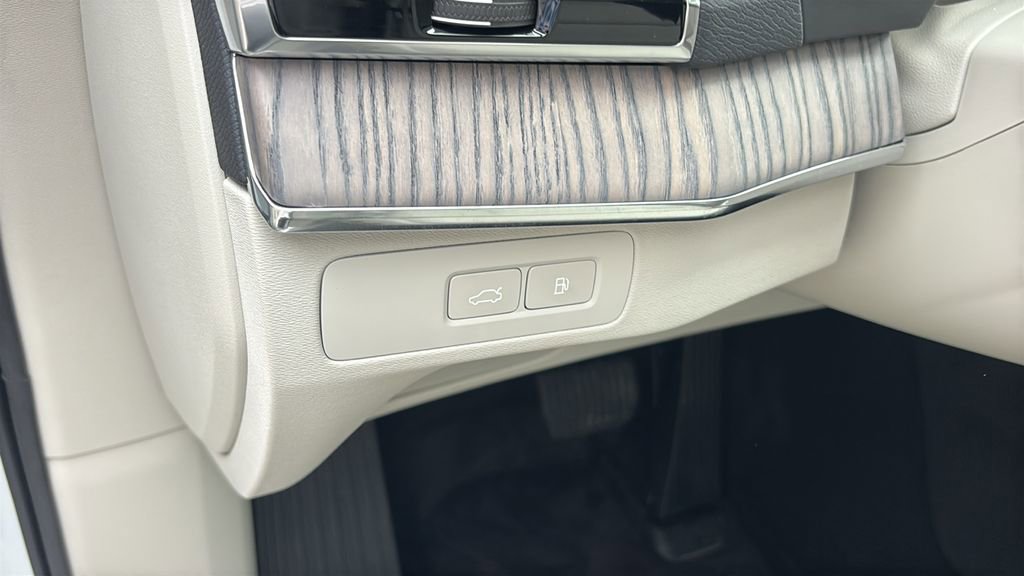 Used 2023 Volvo XC90 T8 Plus AWD/4WD image 13