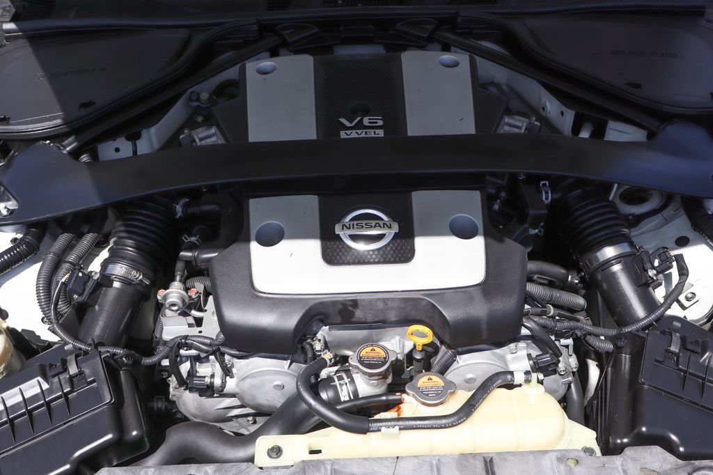 Used 2017 Nissan 370Z Coupe RWD image 12