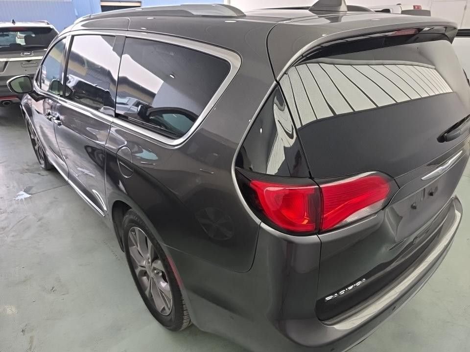 Used 2018 Chrysler Pacifica Limited w/ Tire & Wheel Group FWD image 3