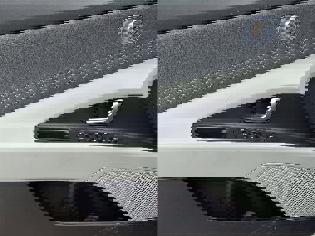 Used 2025 Hyundai Elantra Limited image 11