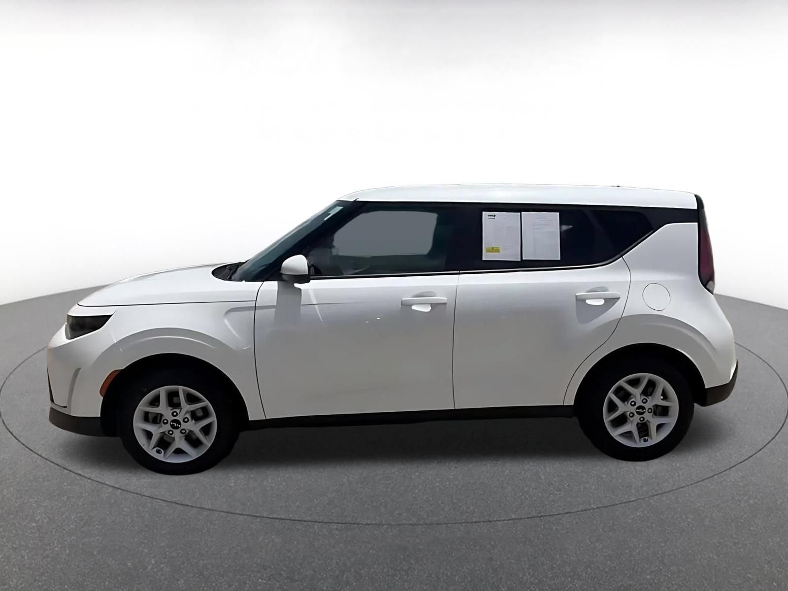 Used 2025 Kia Soul LX w/ LX Technology Package FWD image 9