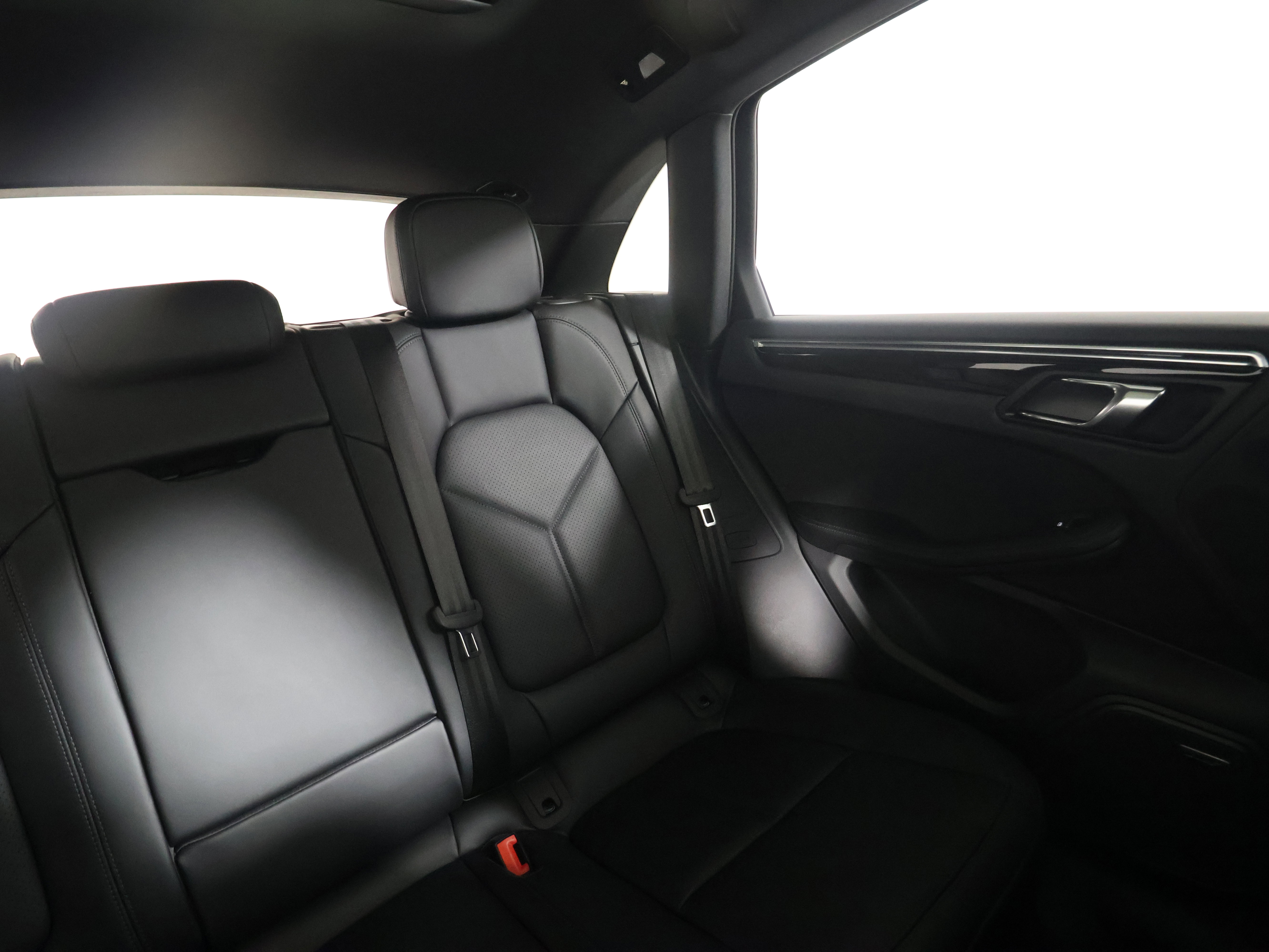 Used 2025 Porsche Macan image 17