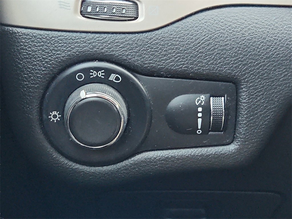 Used 2015 Jeep Cherokee Sport image 21