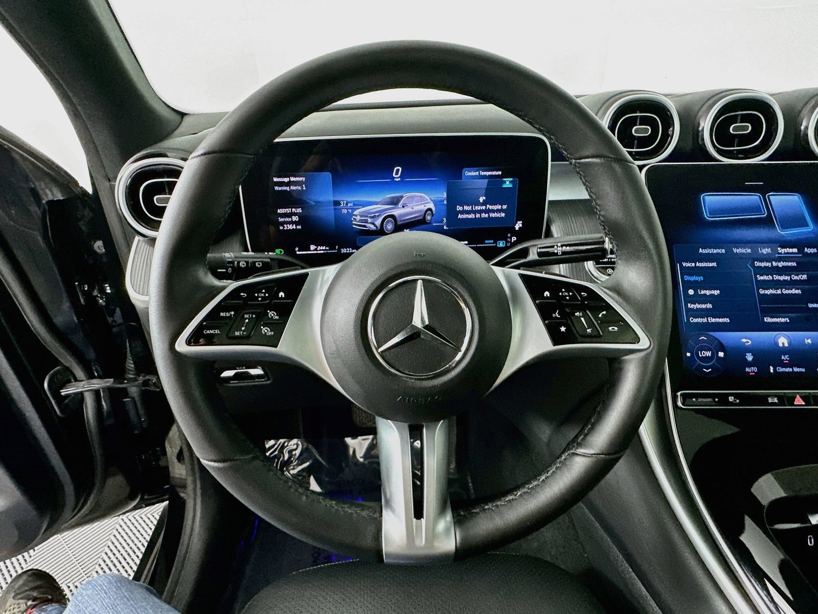 Used 2025 Mercedes-Benz GLC 300 4MATIC image 12